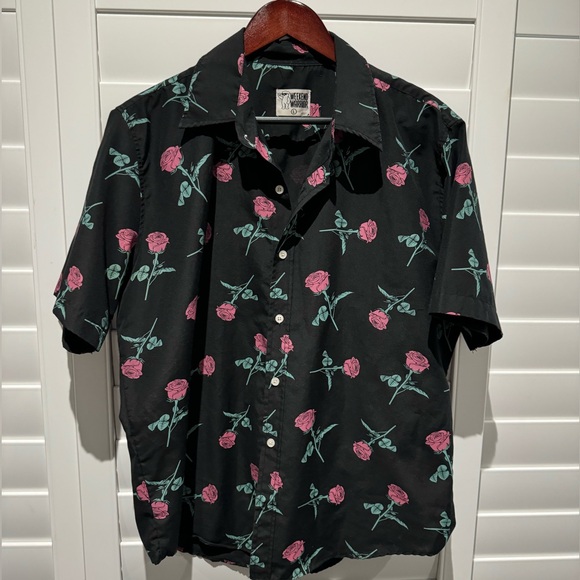 Weekend Warrior Roses Mens's Short Sleeve Collared Button Down Shirt Size L. - Picture 1 of 4